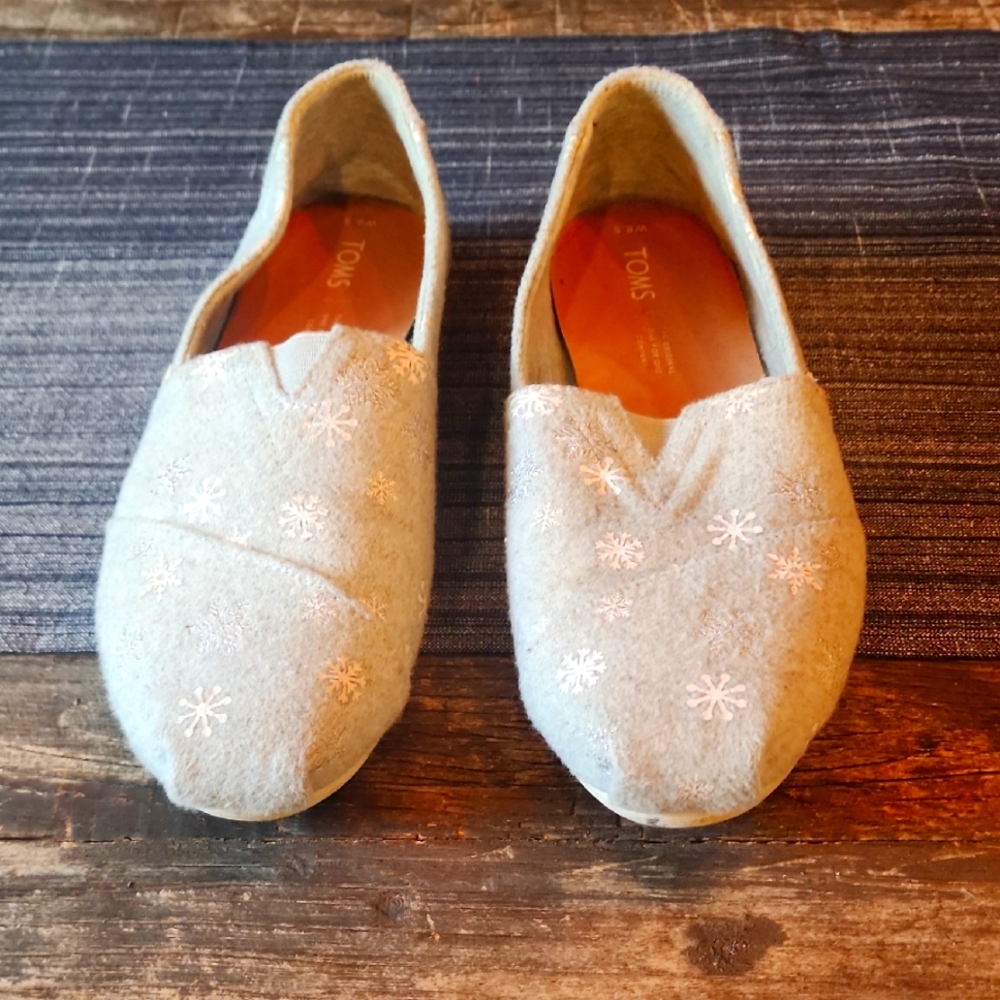 Cozy Cream Slip-On Shoes with Embroidered Snowflakes